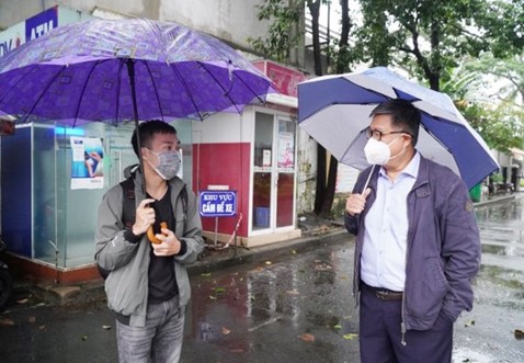 The enthusiastic attention of Rector has warmed the hearts of the students on the first day of going back to school with full of wind and rain